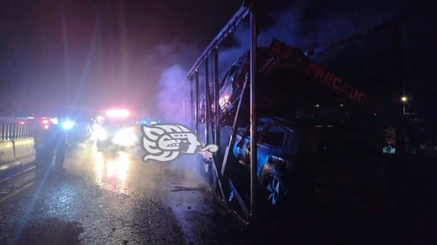 Incendio acaba con tráiler que transportaba vehículos sobre la Puebla-Orizaba (+Video)