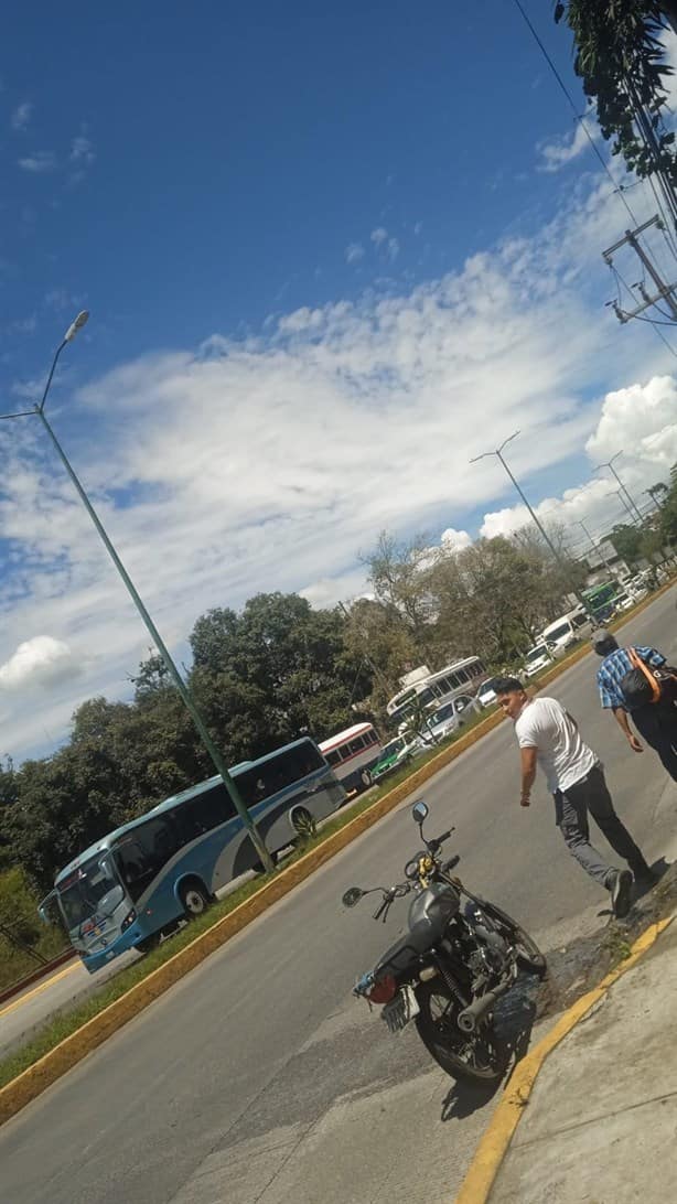 ¡Alerta en Xalapa! Mujer intenta arrojarse de puente peatonal