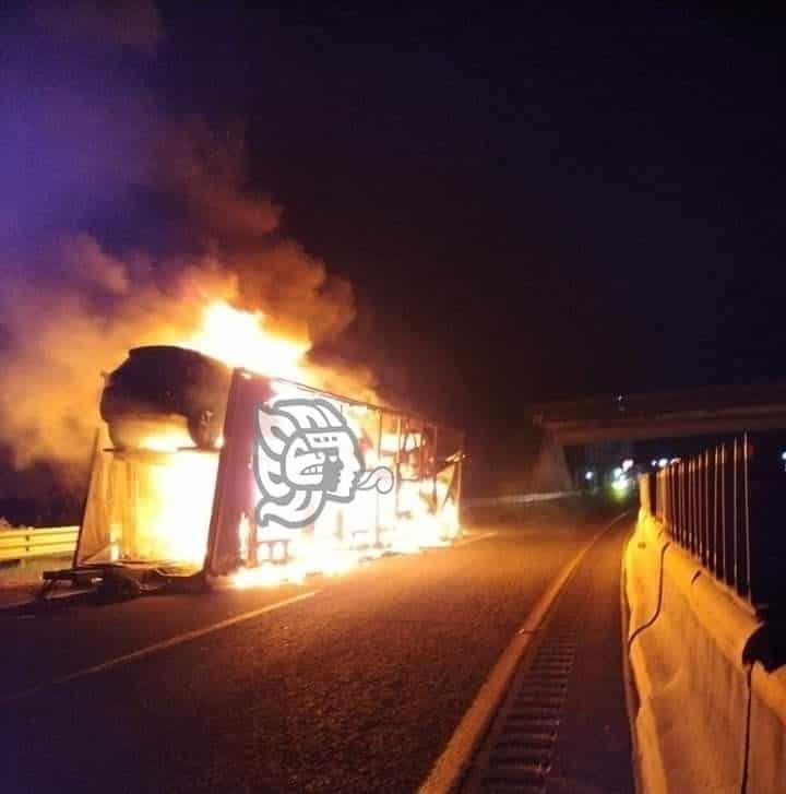 Incendio acaba con tráiler que transportaba vehículos sobre la Puebla-Orizaba (+Video)