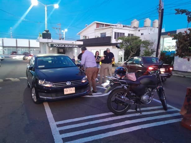 Choque entre motocicleta y auto en fraccionamiento Hípico en Boca del Río