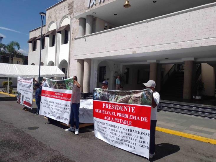 Ante desabasto de agua, pobladores de Ixtaczoquitlán toman Palacio Municipal (+Video)