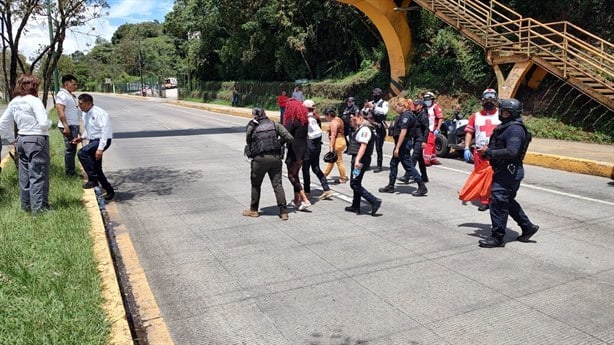 Drama en el puente: mujer trans es rescatada en Xalapa tras intento de suicidio