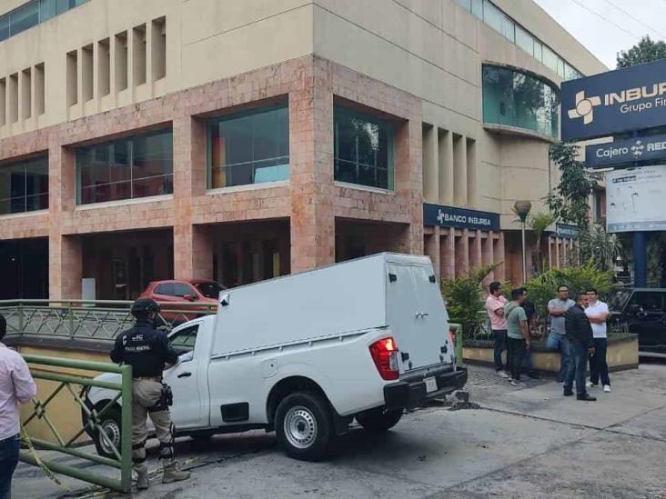 Muere dentro de su auto en un estacionamiento de Xalapa