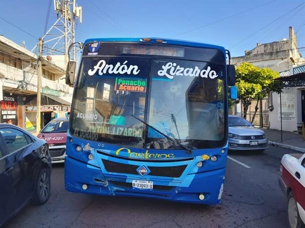 Autobús de pasaje cae a socavón en la colonia Zaragoza, en Veracruz