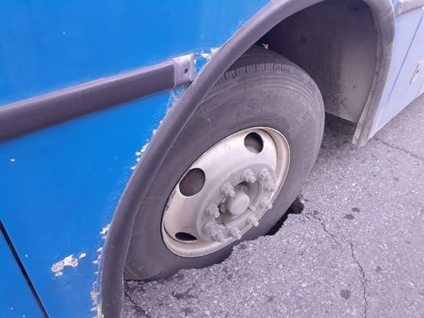 Autobús de pasaje cae a socavón en la colonia Zaragoza, en Veracruz