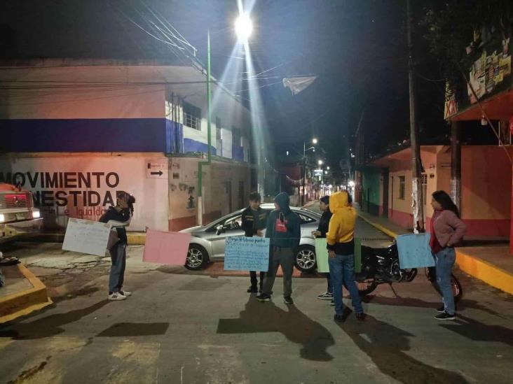Alumnos del Tec de Zongolica bloquean carretera a Orizaba; piden respuesta a sus demandas (+Video)