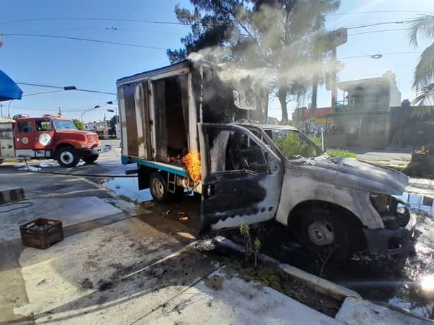 Fuego consume camioneta repartidora en zona norte de Veracruz