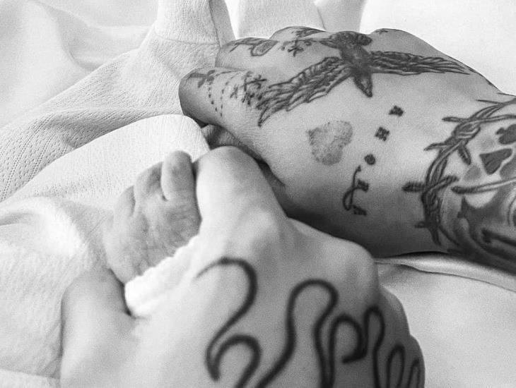 ¡Ya nació! Christian Nodal y Cazzu comparten foto de su bebé en redes