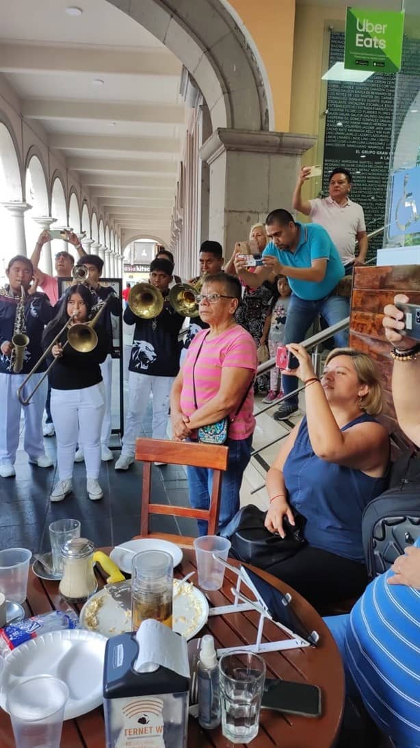 Sorprende Cobaev con flashmob en Catedral de Xalapa (+Video)