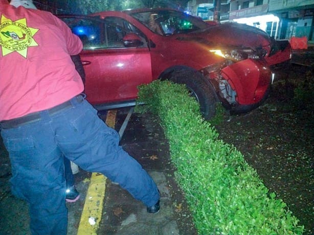 Conductora pierde el control y choca contra árbol en avenida Xalapa