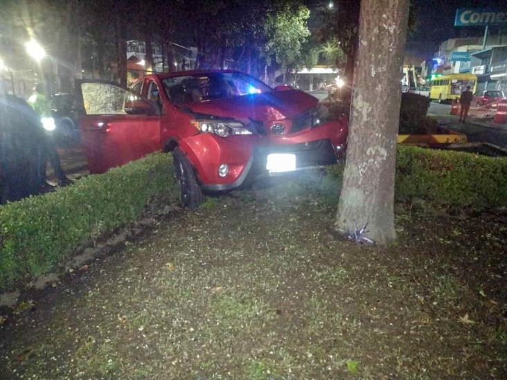 Conductora pierde el control y choca contra árbol en avenida Xalapa
