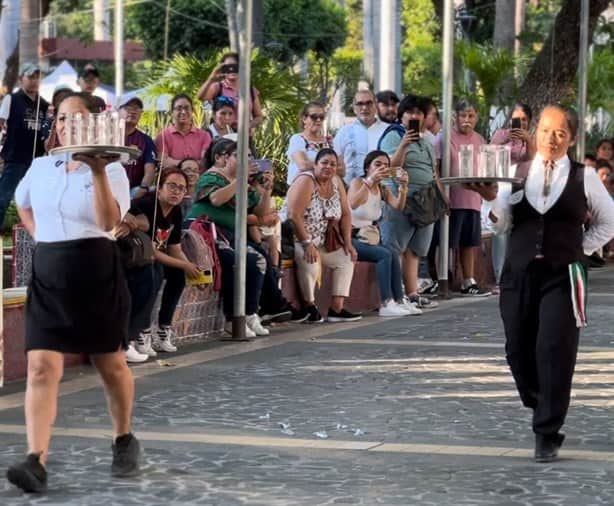 Realizan tradicional carrera de meseros en Poza Rica (+Video)