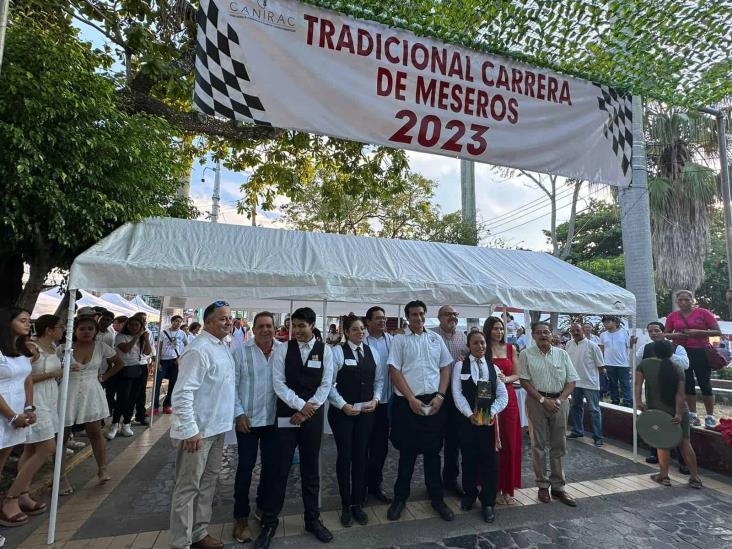 Realizan tradicional carrera de meseros en Poza Rica (+Video)