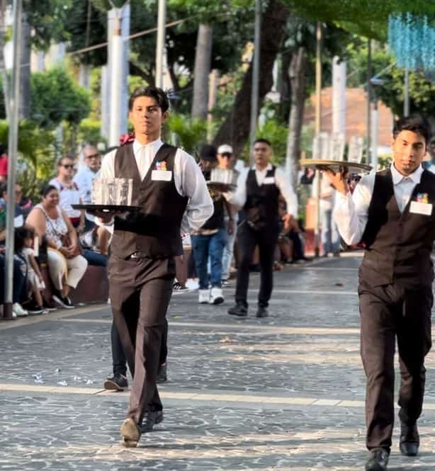 Realizan tradicional carrera de meseros en Poza Rica (+Video)