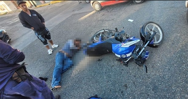 Taxi embiste a motociclista en calles de Tierra Blanca