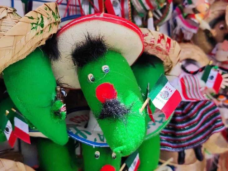 Desde banderas hasta bigotes; vendedores de adornos recorren Xalapa