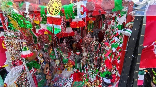 Desde banderas hasta bigotes; vendedores de adornos recorren Xalapa