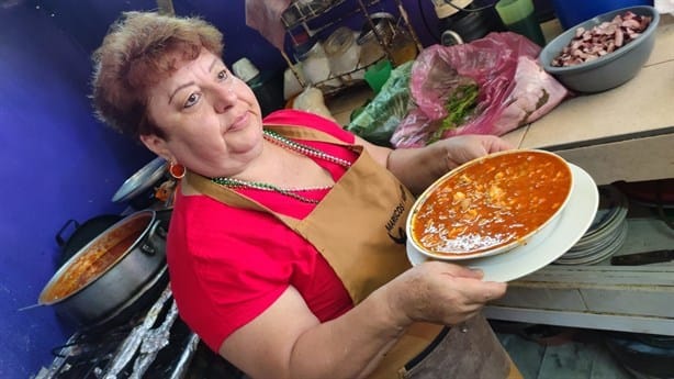 Doña Elizabeth; 35 años preparando pozole para los xalapeños