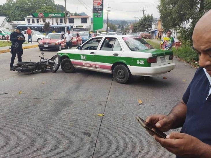 Jóvenes en moto chocan con taxi en Xico, 1 muere