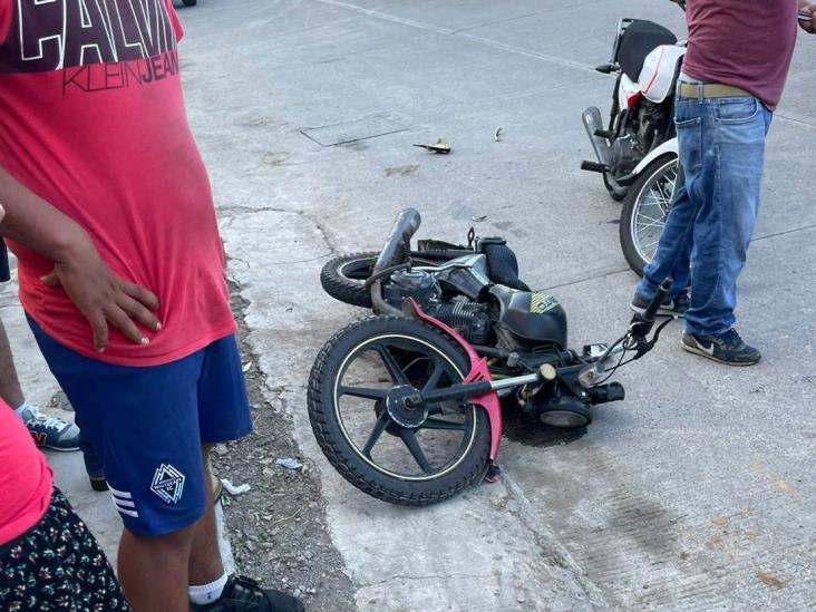 Se registra choque entre moto y taxi en bulevar de Misantla