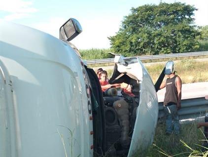 Vuelca tráiler en la autopista Córdoba- Veracruz ¡Aparatoso accidente!