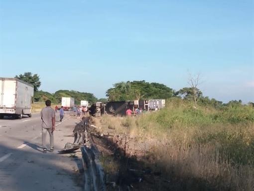 Vuelca tráiler en la autopista Córdoba- Veracruz ¡Aparatoso accidente!