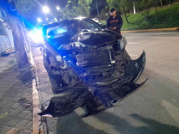 Camioneta choca contra poste de la CFE en calles de Xalapa