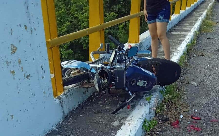 Motociclista casi sale volando de un puente en Rinconada