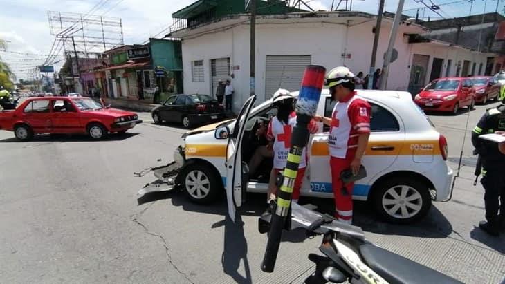 Chocan taxi y vehículo en Córdoba; sin lesionados