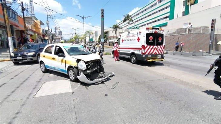 Chocan taxi y vehículo en Córdoba; sin lesionados