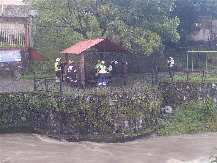 Rescatan a mujer de 43 años del Río Orizaba; cayó accidentalmente