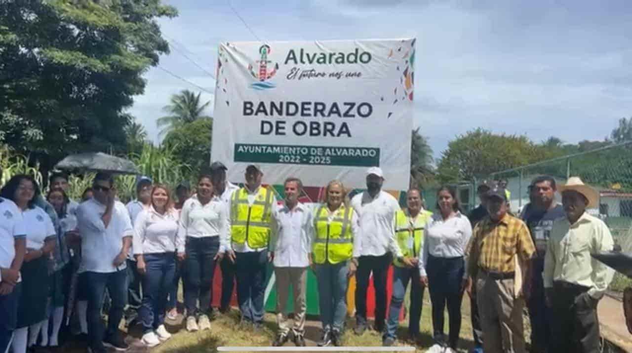 Dan banderazo a obra de pavimentación con concreto hidráulico en calles de Alvarado