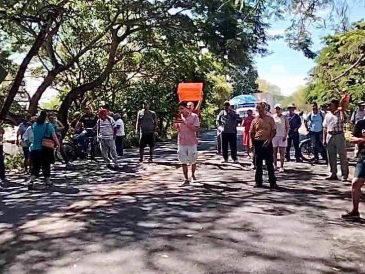 Bloquean entradas a Naranjos y carretera federal 180; esto exigen