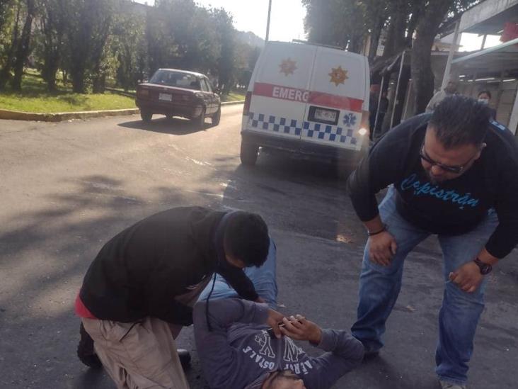 Motociclista es arrollado frente a Plaza Museo, en Xalapa