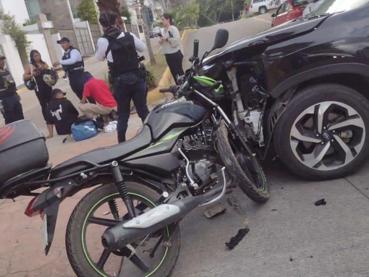 Chocan camioneta y motociclista en fraccionamiento de Xalapa