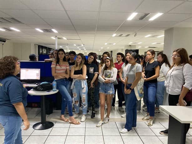 Estudiantes de Comunicación de la UCC visitan el periódico Imagen de Veracruz