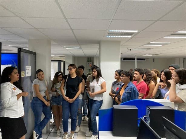 Estudiantes de Comunicación de la UCC visitan el periódico Imagen de Veracruz
