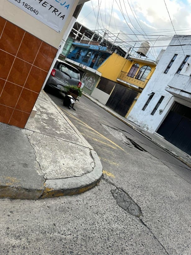 Temen socavón en céntrica calle de Xalapa; urgen reparación