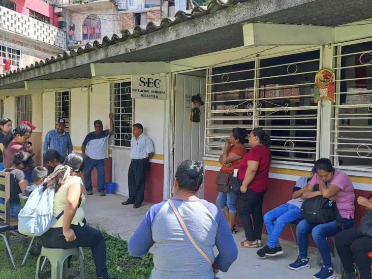 Amagan en Zongolica con tomar escuela; este es el motivo