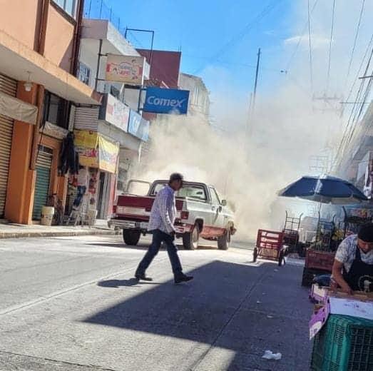 Cortocircuito provoca incendio de una camioneta en la zona centro de Xalapa