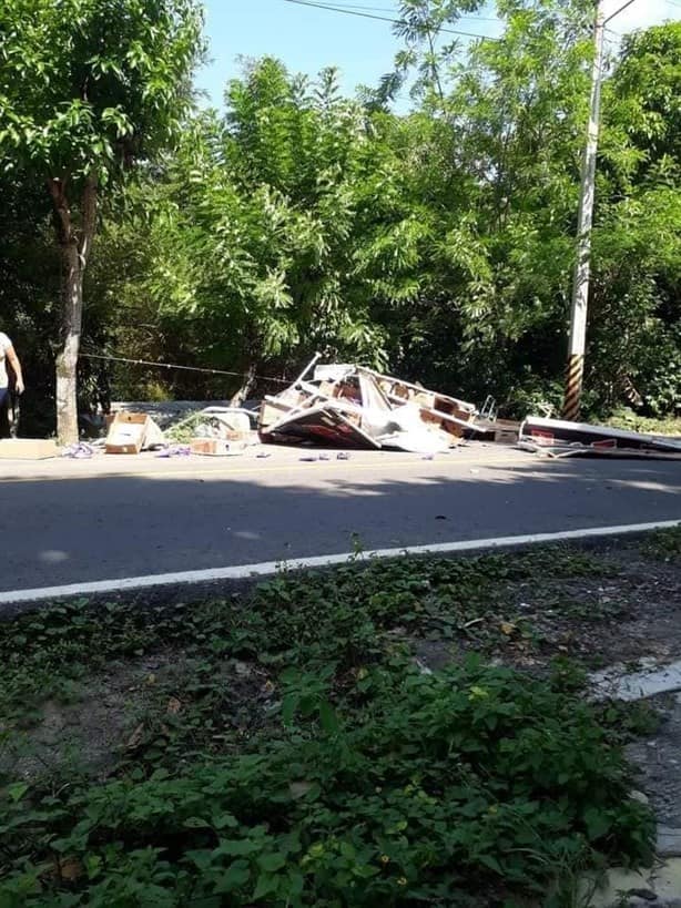 Accidente de camioneta de Barcel en carretera en Juchique de Ferrer
