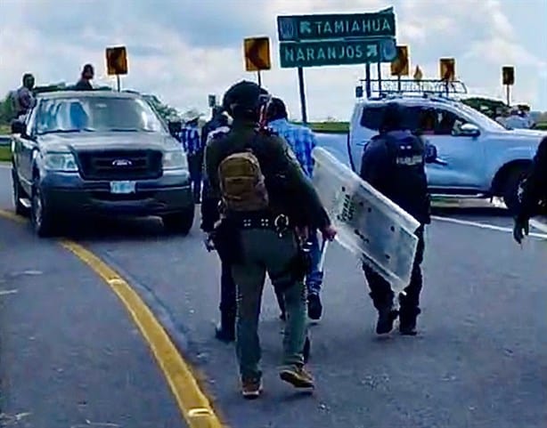 Antimotines desalojan a manifestantes de Naranjos en la Tuxpan-Tampico