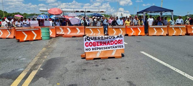 Antimotines desalojan a manifestantes de Naranjos en la Tuxpan-Tampico