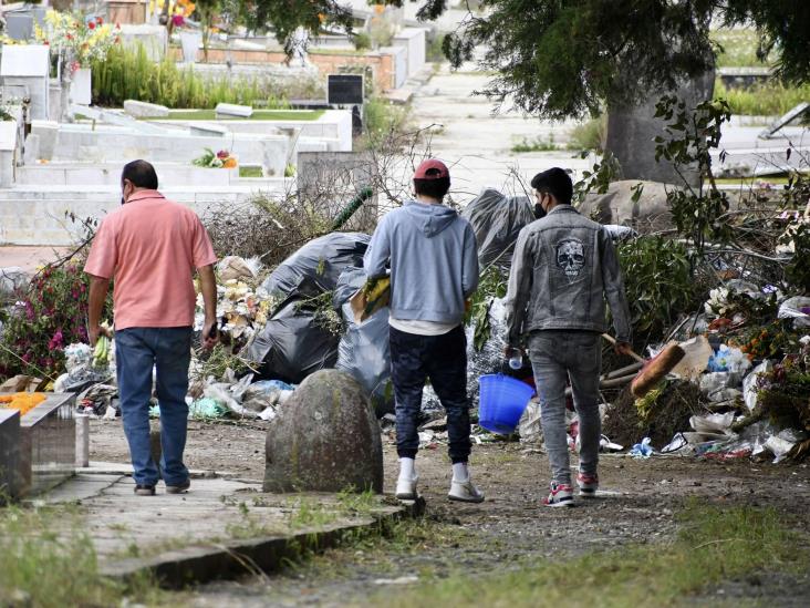 Acciones contra el dengue llegan a panteones de Xalapa