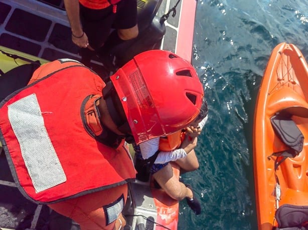 Rescatan a dos personas varadas en la Isla de Sacrificios en Veracruz