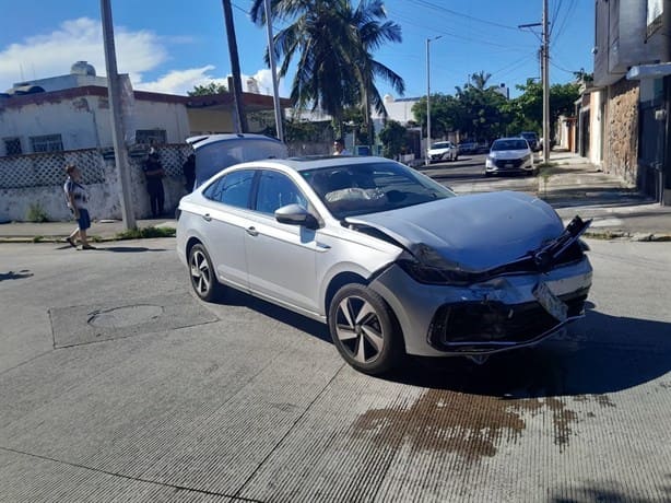 Taxista se estrella contra la barda de una casa en el fraccionamiento Reforma, en Veracruz