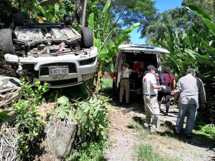 Automóvil termina dentro de un barranco en Fortín