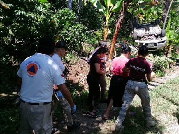 Automóvil termina dentro de un barranco en Fortín