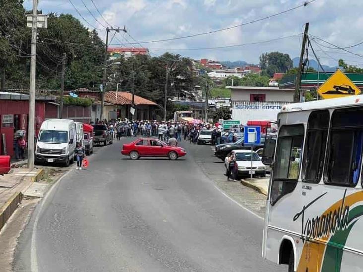 Bloquean carretera de Coscomatepec a Fortín; este es el motivo