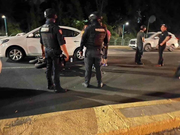 Motociclista choca contra dos autos en Xalapa